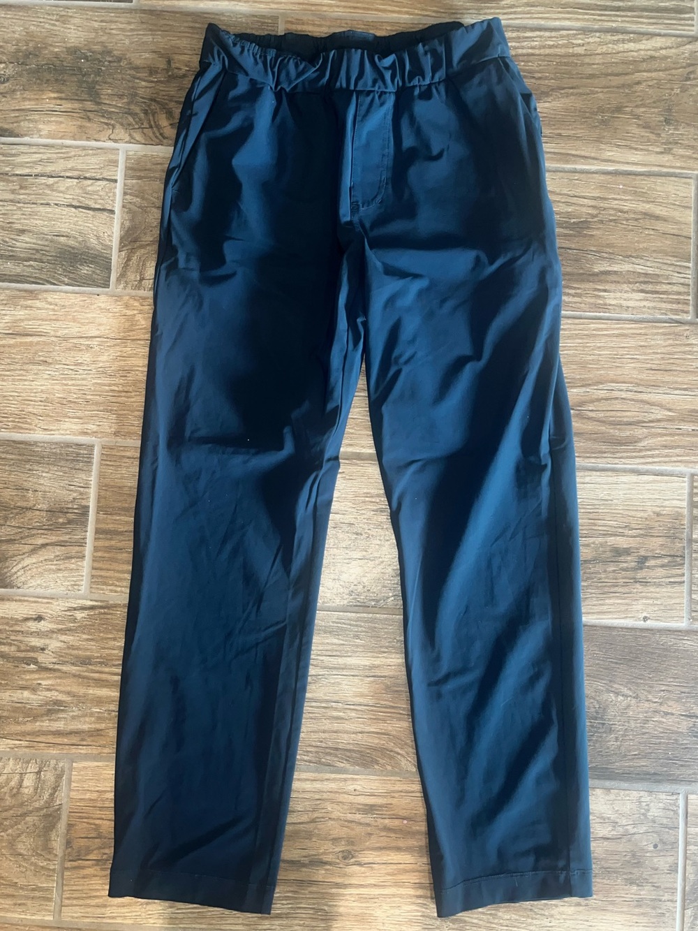 Vuori women’s Miles Ankle pants navy